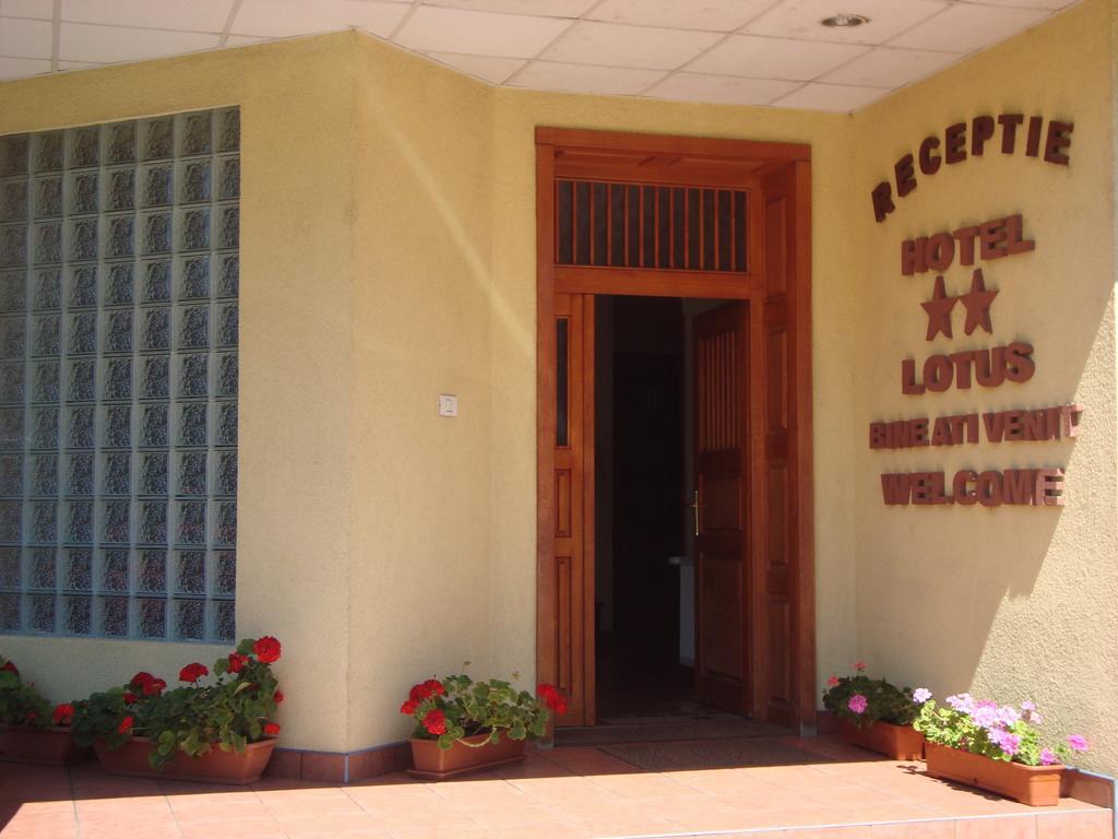 Hotel Lotus Арад Экстерьер фото