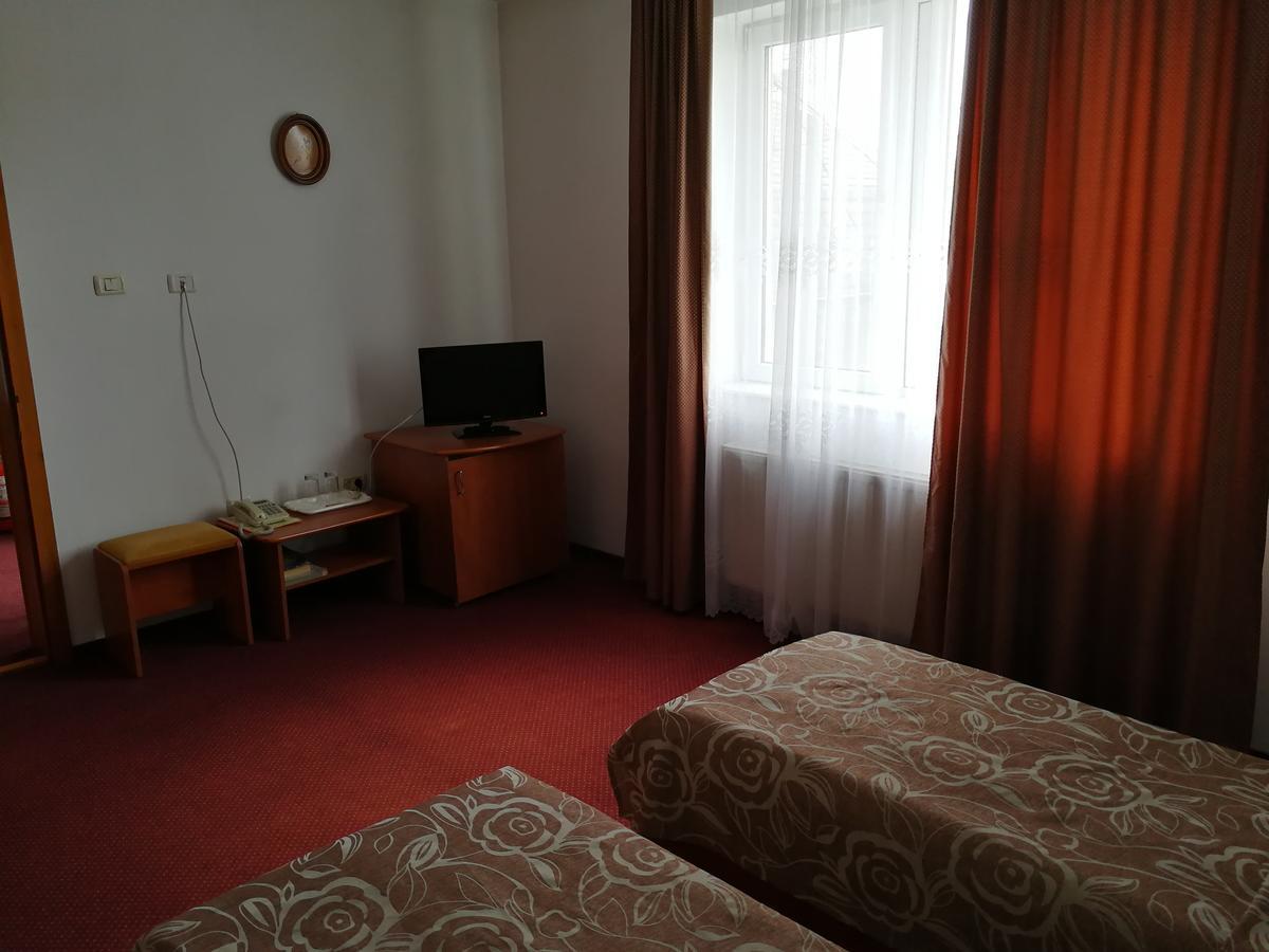 Hotel Lotus Арад Экстерьер фото